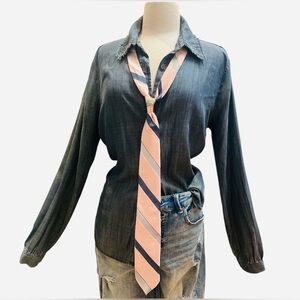 Women’s blue jean shirt with Pink 👚Striped Tie